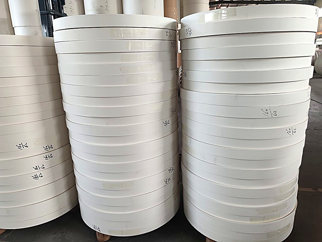 Bottom paper discs for cups and bowls